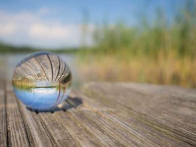 Glaskugel mit Reflektionen